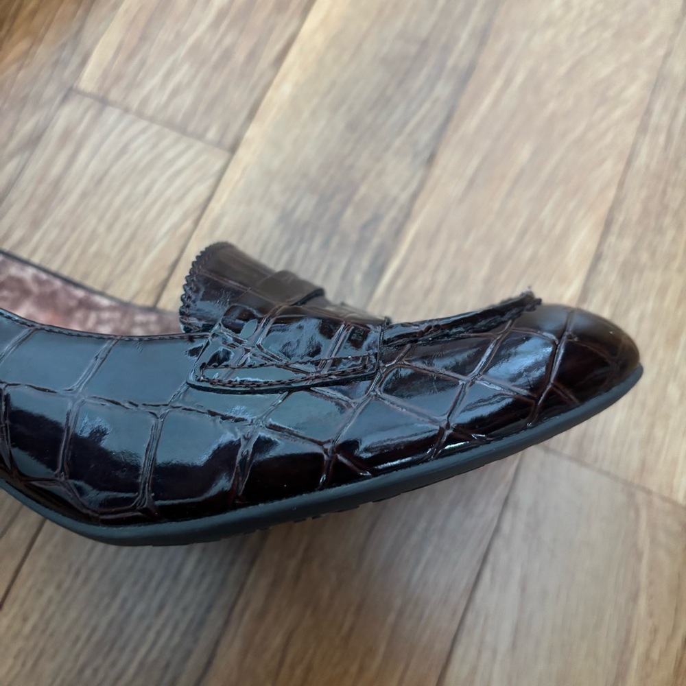Anne Klein IFlex Dark Brown Croc-Embossed Loafer Style Pumps, Size 7.5 - Picture 8 of 15